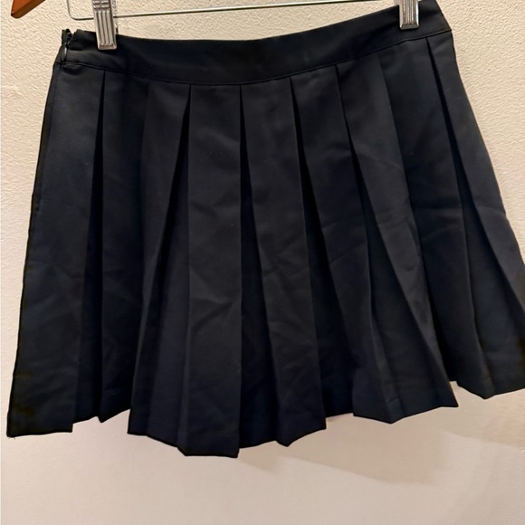 Forever 21 Black Mini Skirt with Silver Chain - Picture 4 of 4